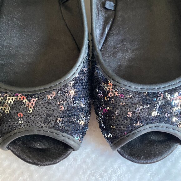 EXPRESS Peep Toe Slip on Flats in Reversible Black and Silver Sequin Size 7 - Picture 3 of 7